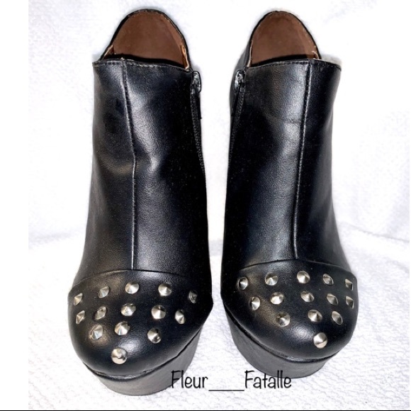 Gorgeous Fashionable Black Studs Heels 🖤 - Picture 1 of 3